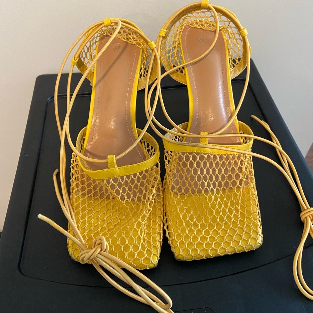 MESH WRAP AROUND HEEL